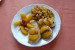 Kuracie prsia s mandľami, vyprážané zemiakové kocky, ovocie